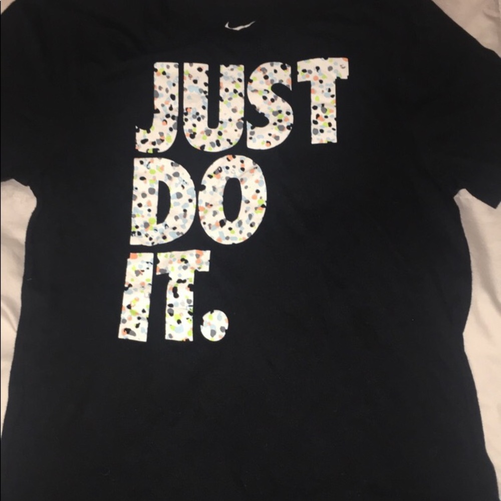 women’s adult small nike tee!!